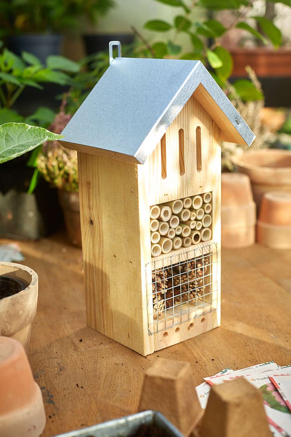 Insekthotel med zinktag